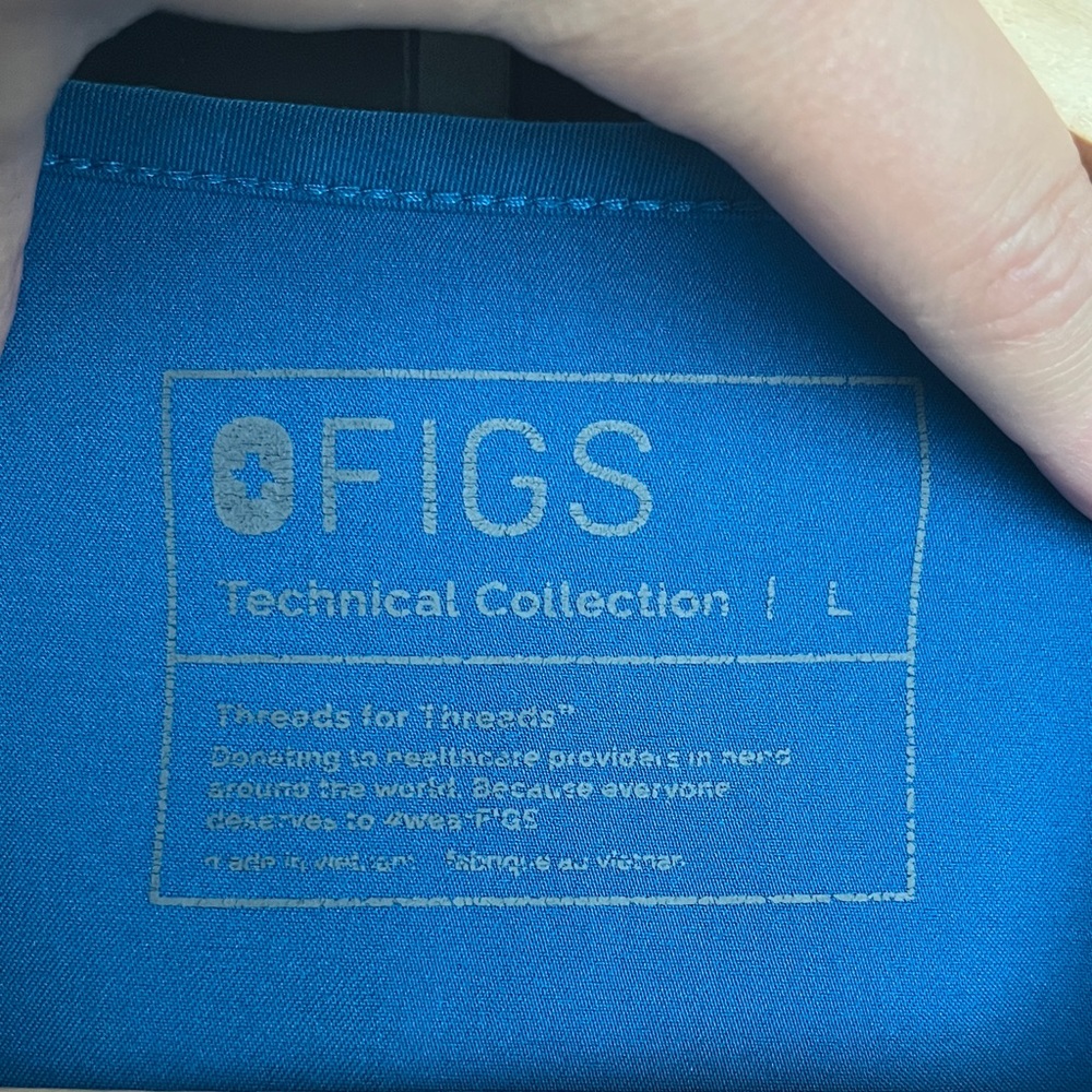 Figs women’s Catarina Short Sleeve V-Neck scrub top in Cool Blue - Picture 2 of 4